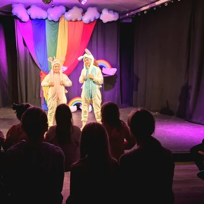 Kindergruppe glänzt mit dem NEINhorn Kindergruppe glänzt mit dem NEINhorn