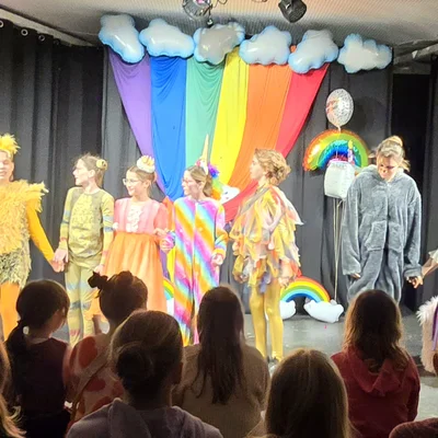 Kindergruppe glänzt mit dem NEINhorn Kindergruppe glänzt mit dem NEINhorn