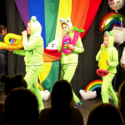 Kindergruppe glänzt mit dem NEINhorn Kindergruppe glänzt mit dem NEINhorn