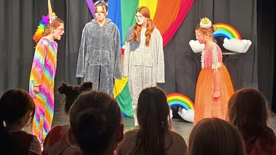 Kindergruppe glänzt mit dem NEINhorn Kindergruppe glänzt mit dem NEINhorn